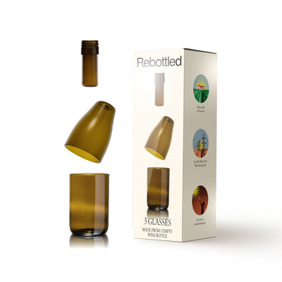 Drie olijfgroene glazen van Rebottled naast de verpakking: tumbler, stapelbaar glas en shotglas