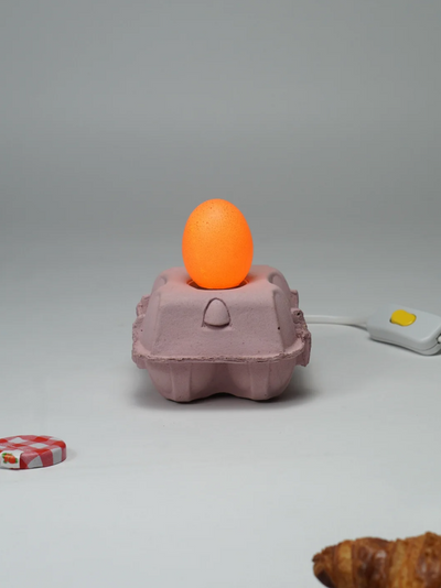 Eierdooslamp Rosé met een brandende bruine Egglamp