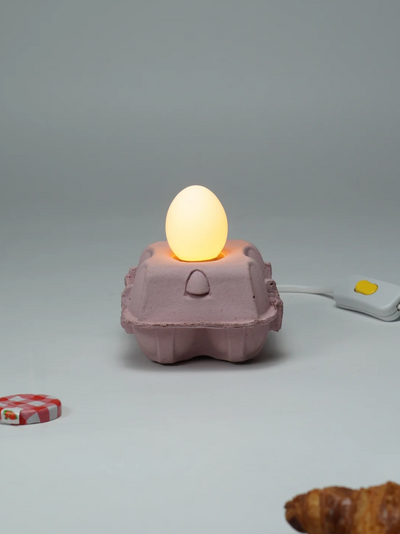 Eierdooslamp Rosé met een brandende witte Egglamp