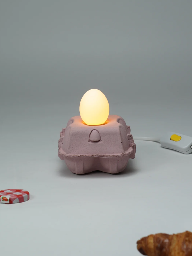 Eierdooslamp Rosé met een brandende witte Egglamp
