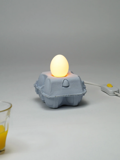 Eierdooslamp Sky met een brandende witte Egglamp