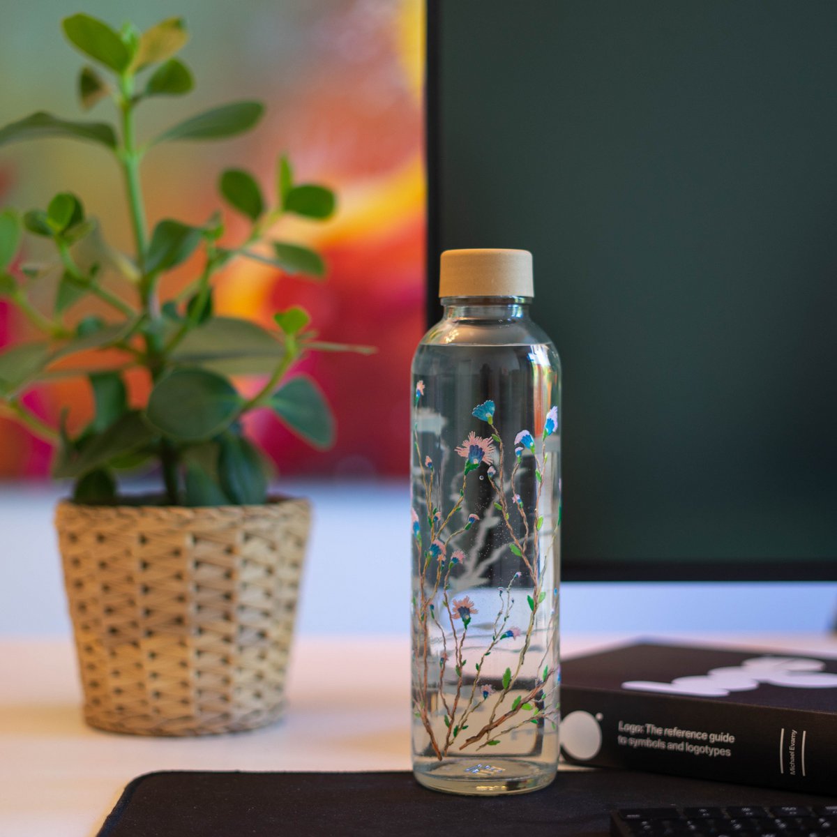 Drinkfles Hanami op een bureau naast een plant