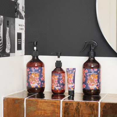 Handzeep Hout & Salie naast handcrème en roomspray in dezelfde print