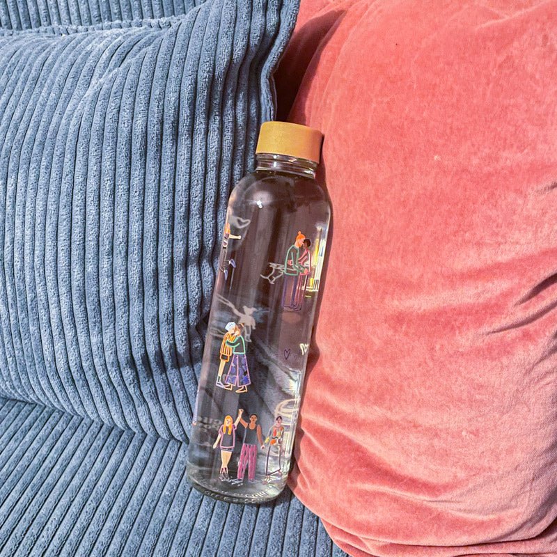 Drinkfles Love is Love in een jaszak