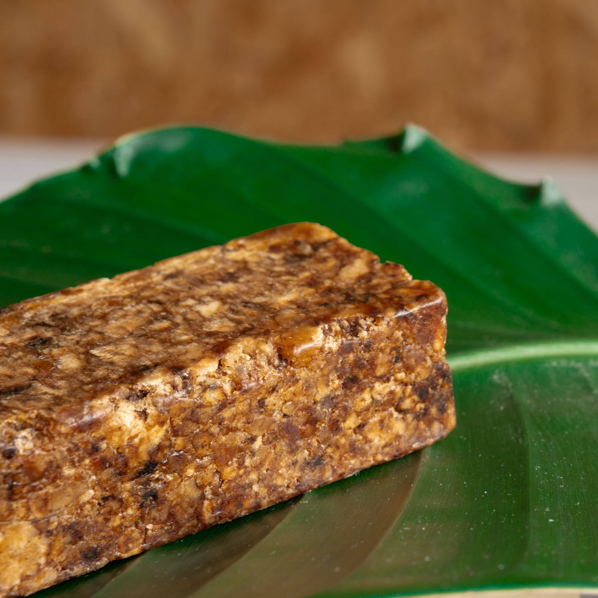African Black Soap van dichtbij, met de brokkelige structuur