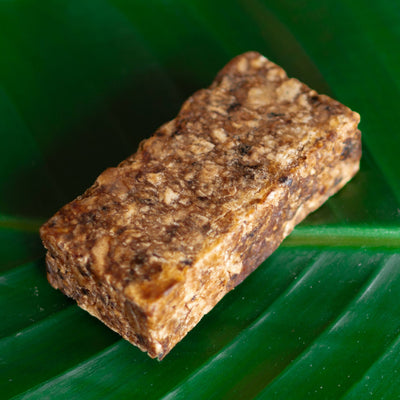 Blok African Black Soap zonder verpakking, op een blad