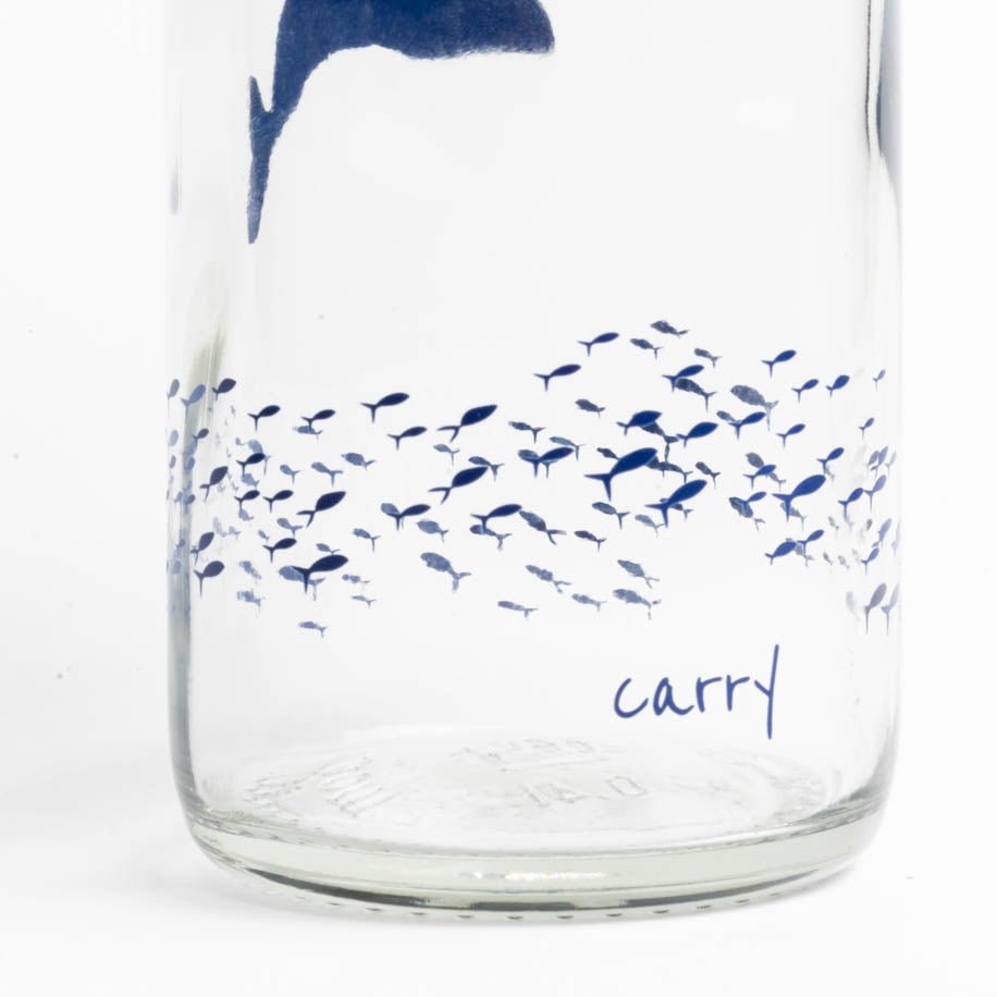 Detail van de school vissen en het carry-logo