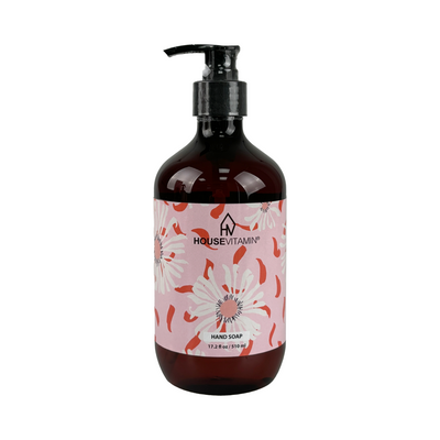 Vegan handzeep Pioenroos van Housevitamin, bruine pompfles met bloemenprint