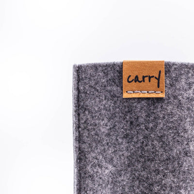 Label met carry-logo op de grijze vilten hoes