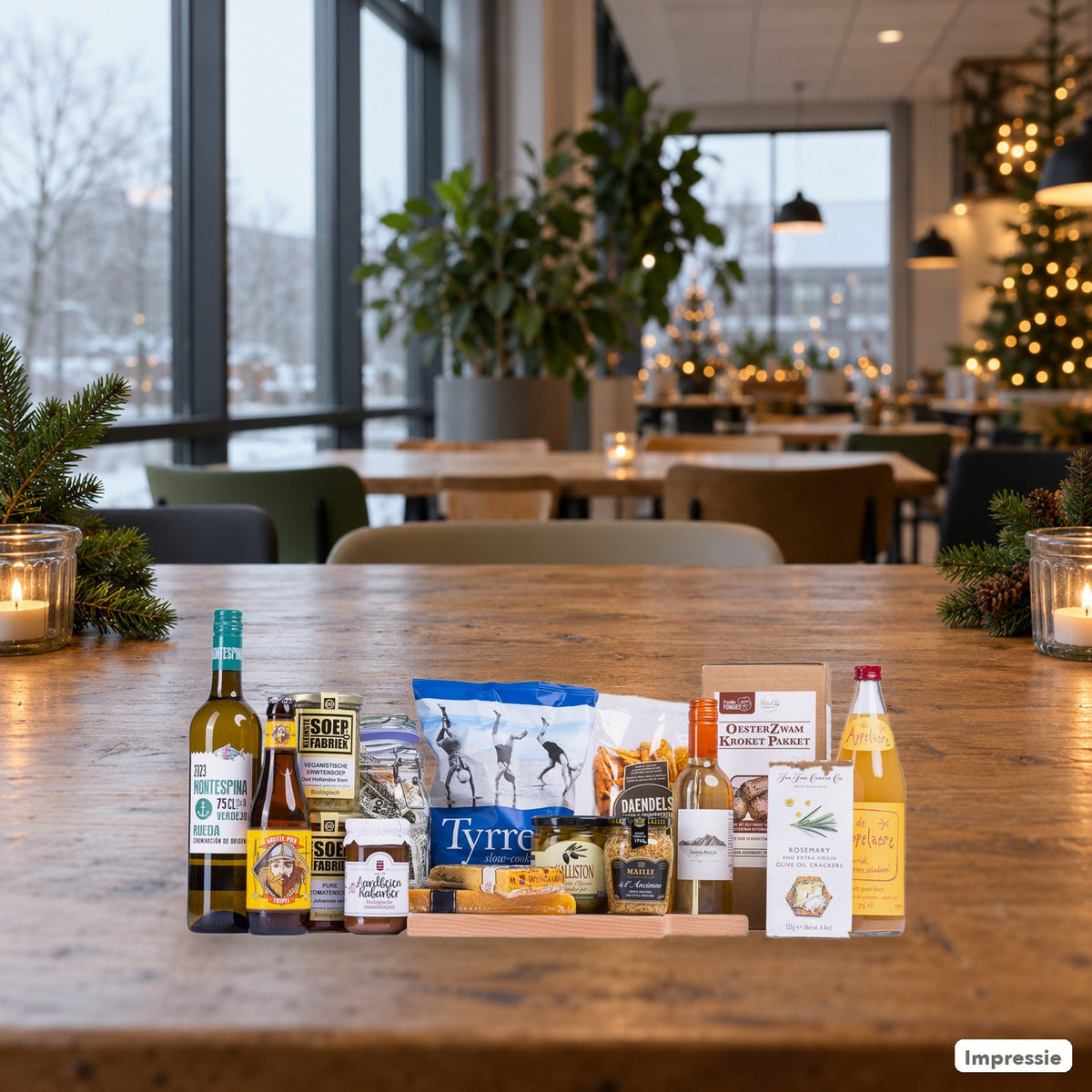 Bourgondisch kerstpakket - XL op een tafel in een kantine met kerstsfeer (impressie)