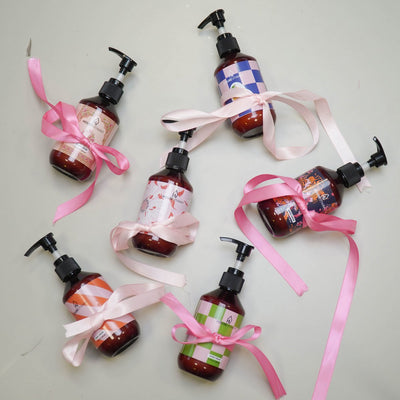 Handzepen van Housevitamin in verschillende prints, met roze linten