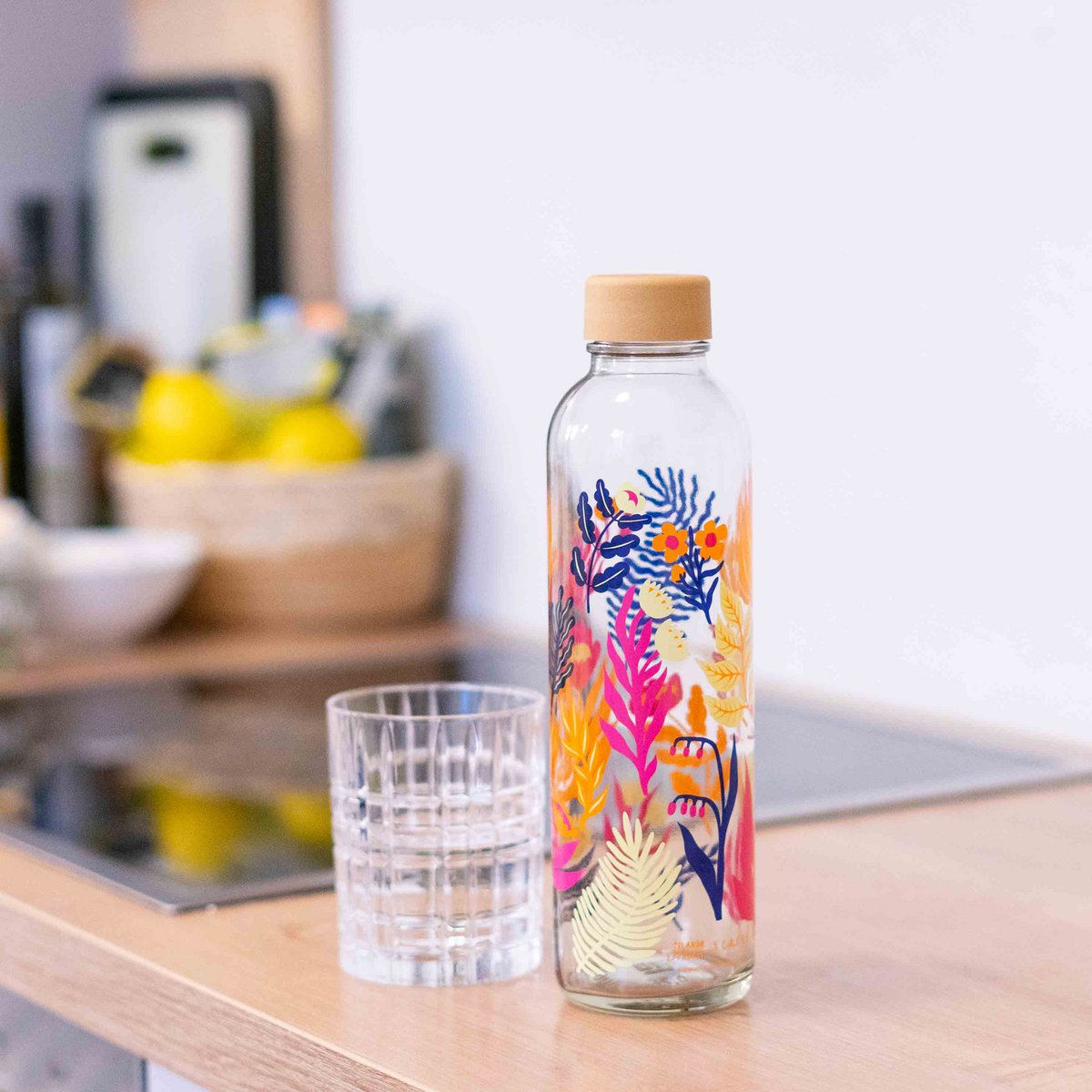 Drinkfles Botanic Garden in de keuken naast een glas