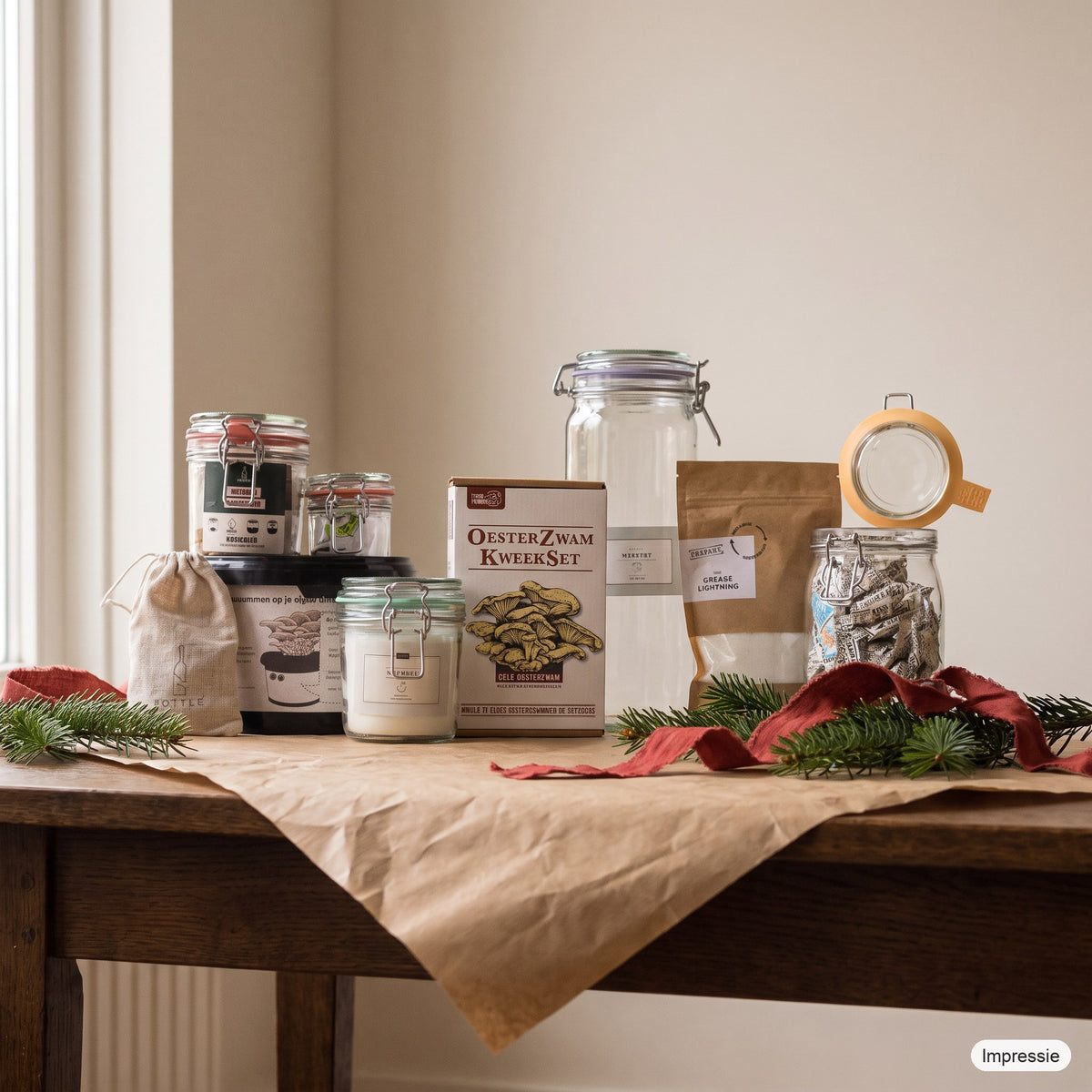 Circulair Kerstpakket - L op een houten tafel met kraftpapier, dennentakken en een rood lint (impressie)