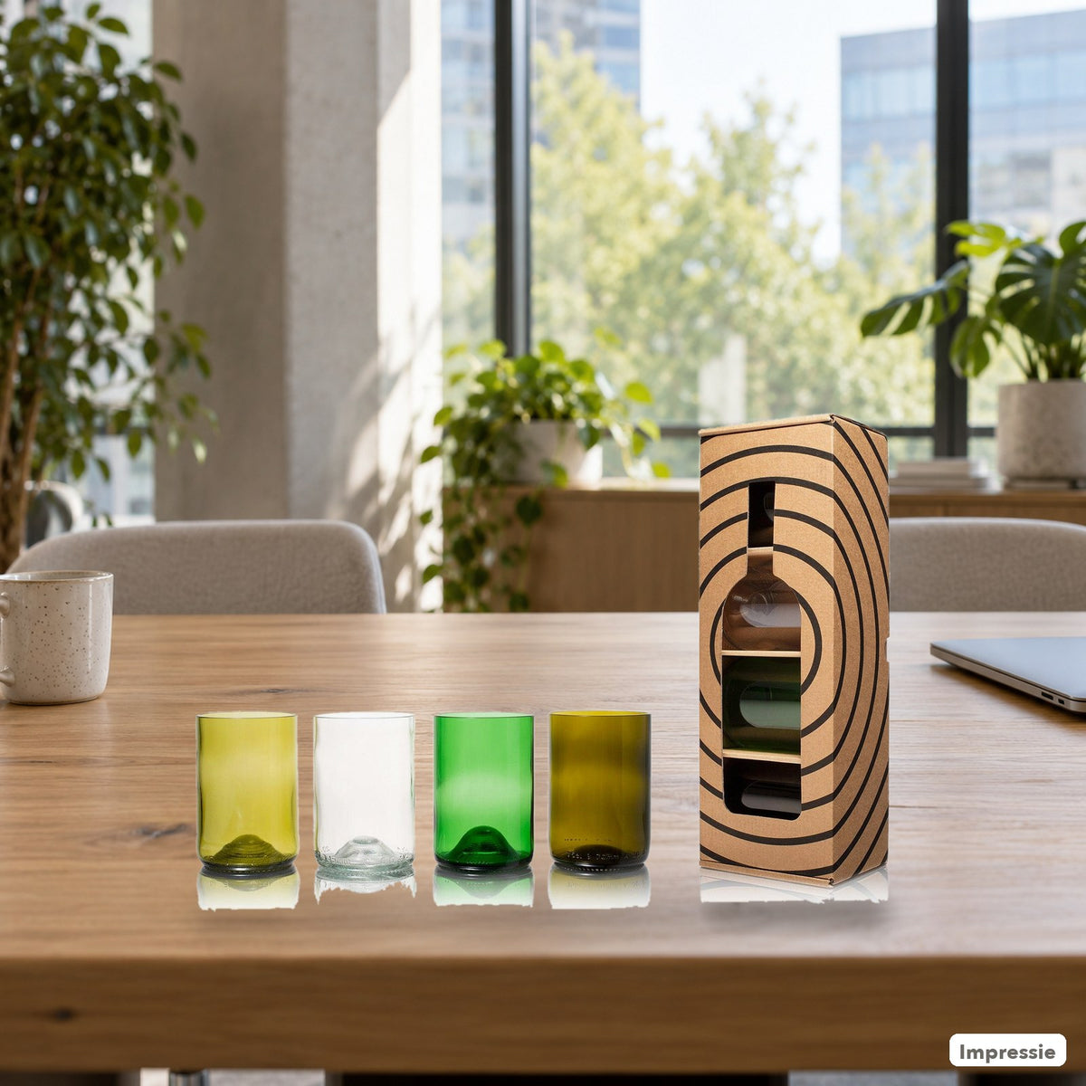 Rebottled - 4-pack drinkglazen van gebruikte wijnflessen (8 cm) op een vergadertafel op kantoor (impressie)