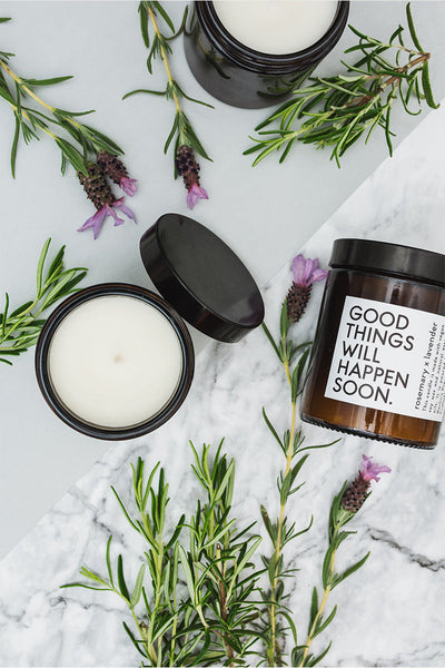 Geurkaarsen rozemarijn en lavendel van Coudre Berlin van bovenaf, tussen takjes rozemarijn en lavendel