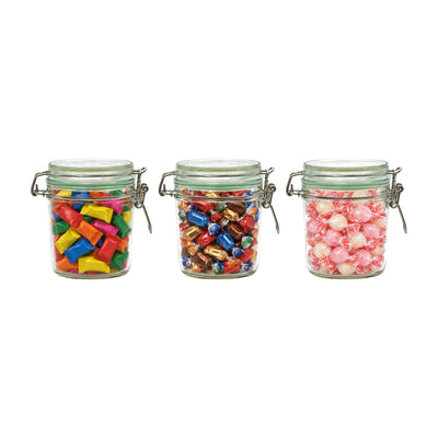 De Drie Toppers: gevulde weckpotten met Tony's Chocolonely, Celebrations en Napoleon op een witte achtergrond