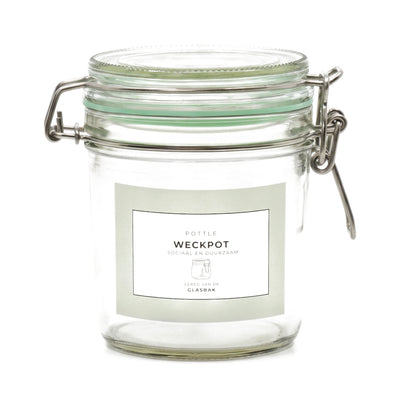 Geredde weckpot (530 ml) op een witte achtergrond