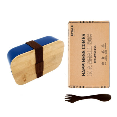 Blauwe lunchbox met bamboe deksel en spork naast de doos van Retulp