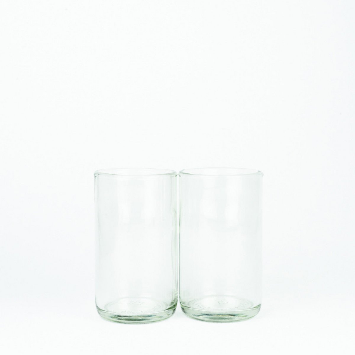 Twee drinkglazen van 300 ml, gesneden uit glazen drinkflessen