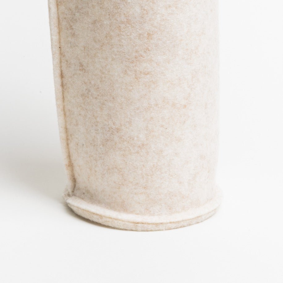 Onderkant van de beige vilten beschermhoes