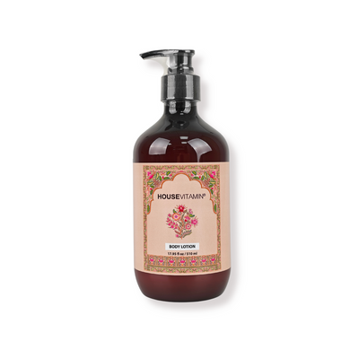 Vegan bodylotion Amber van Housevitamin, bruine pompfles van 510 ml met perzikkleurig etiket vol bloemen