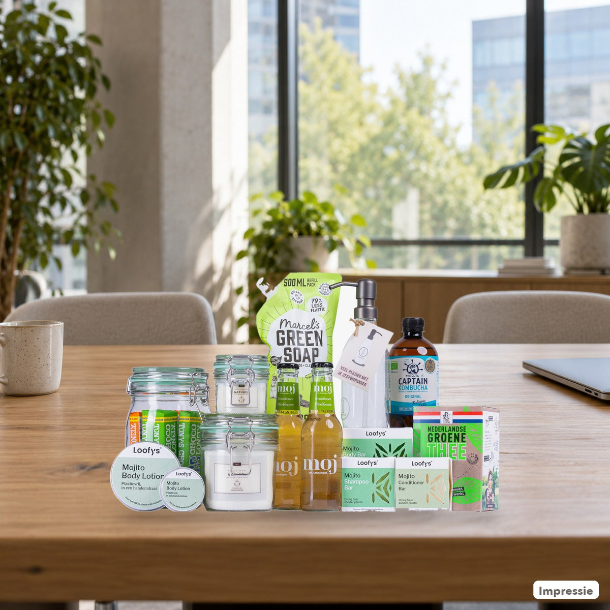 Feel Good Kerstpakket - L - Groen op een vergadertafel op kantoor (impressie)