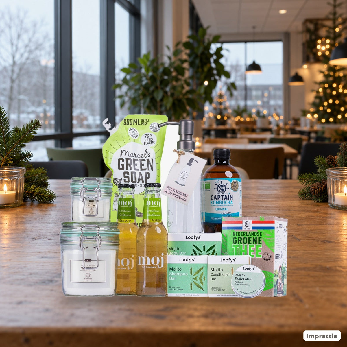 Feel Good Kerstpakket - M - Groen op een tafel in een kantine met kerstsfeer (impressie)