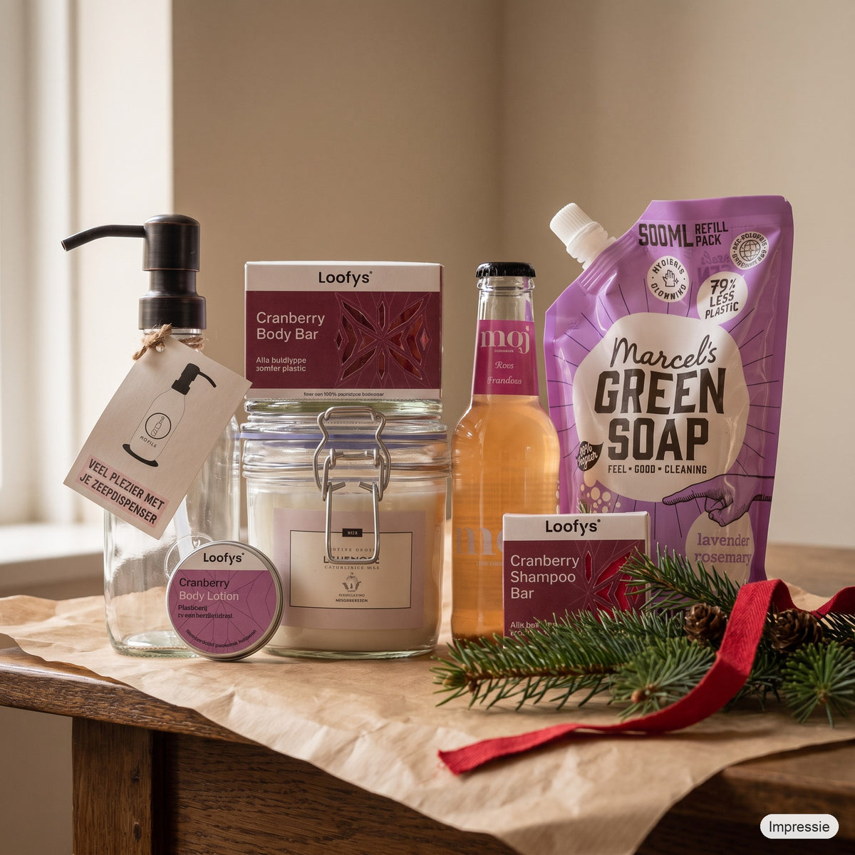 Feel Good Kerstpakket - S - Paars op een houten tafel met kraftpapier, dennentakken en een rood lint (impressie)