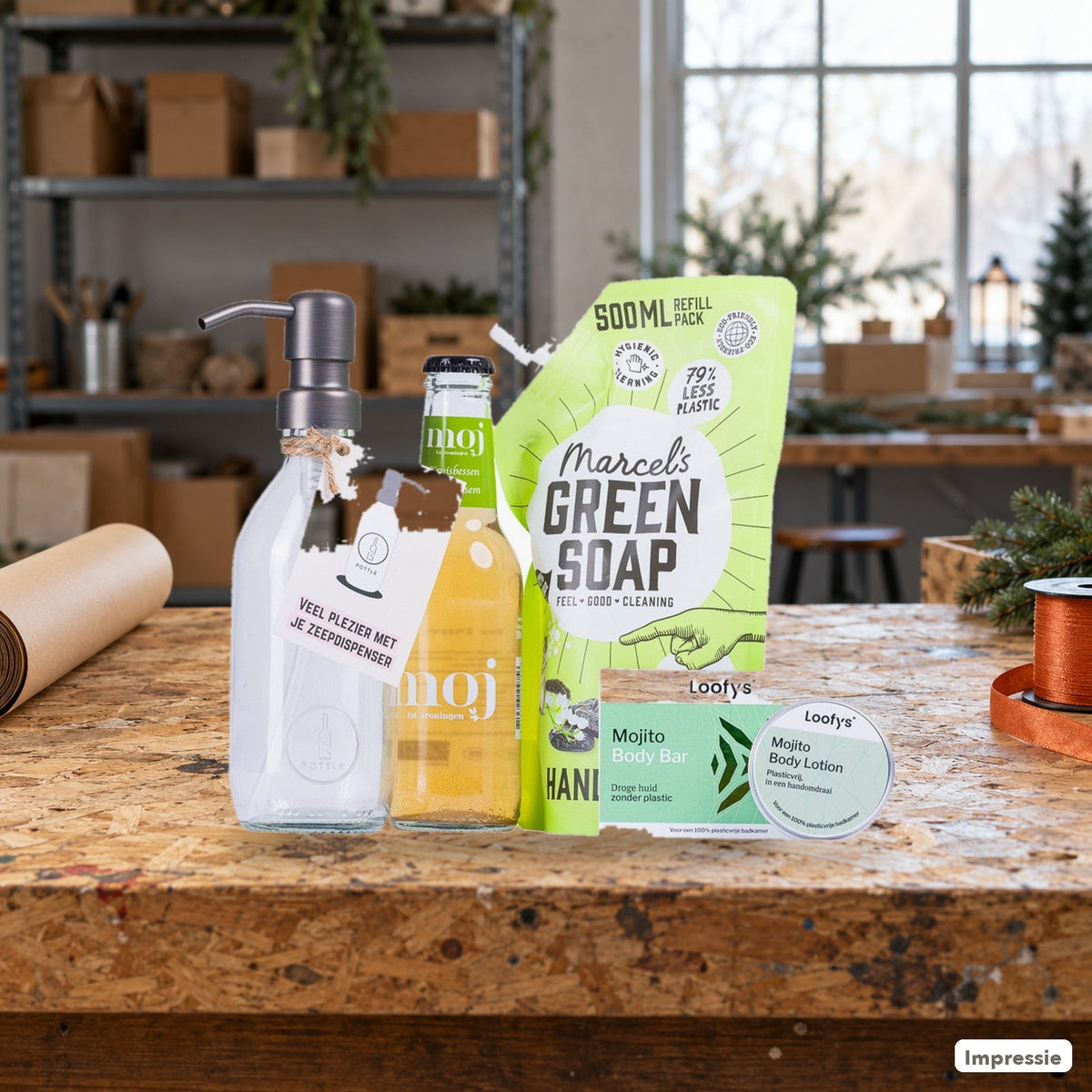Feel Good Kerstpakket - XS - Groen op een werkbank in de werkplaats (impressie)