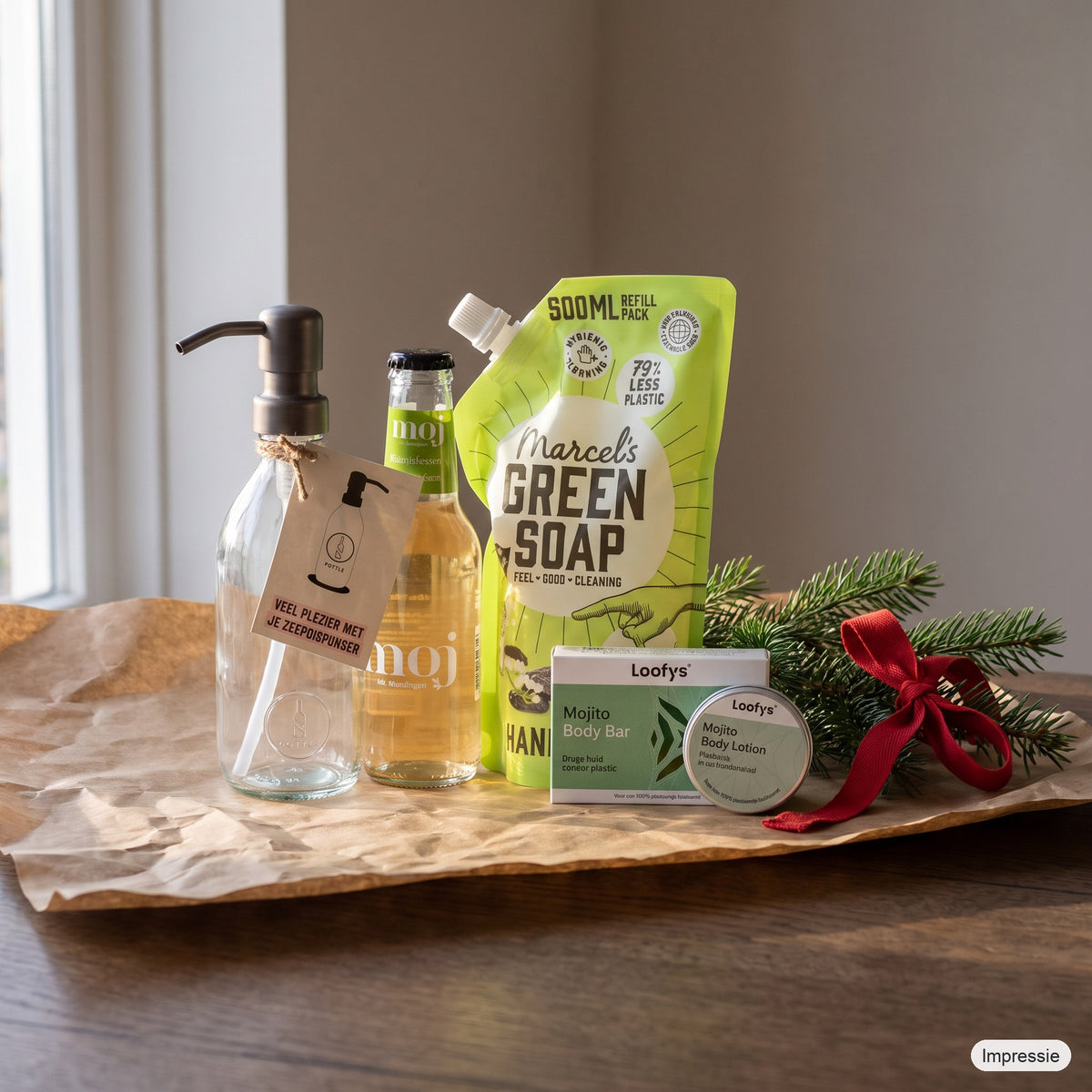 Feel Good Kerstpakket - XS - Groen op een houten tafel met kraftpapier, dennentakken en een rood lint (impressie)