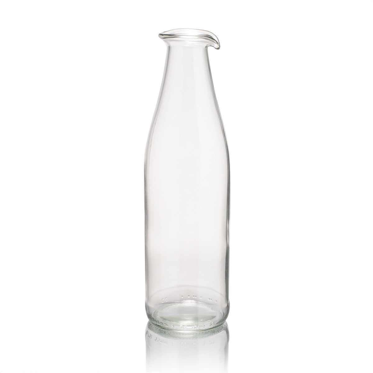 Transparante karaf met schenktuit van Rebottled, gemaakt van een gebruikte wijnfles