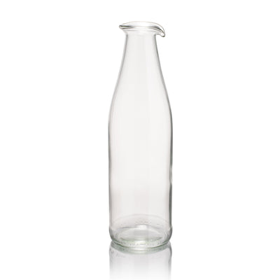 Transparante karaf met schenktuit van Rebottled, gemaakt van een gebruikte wijnfles