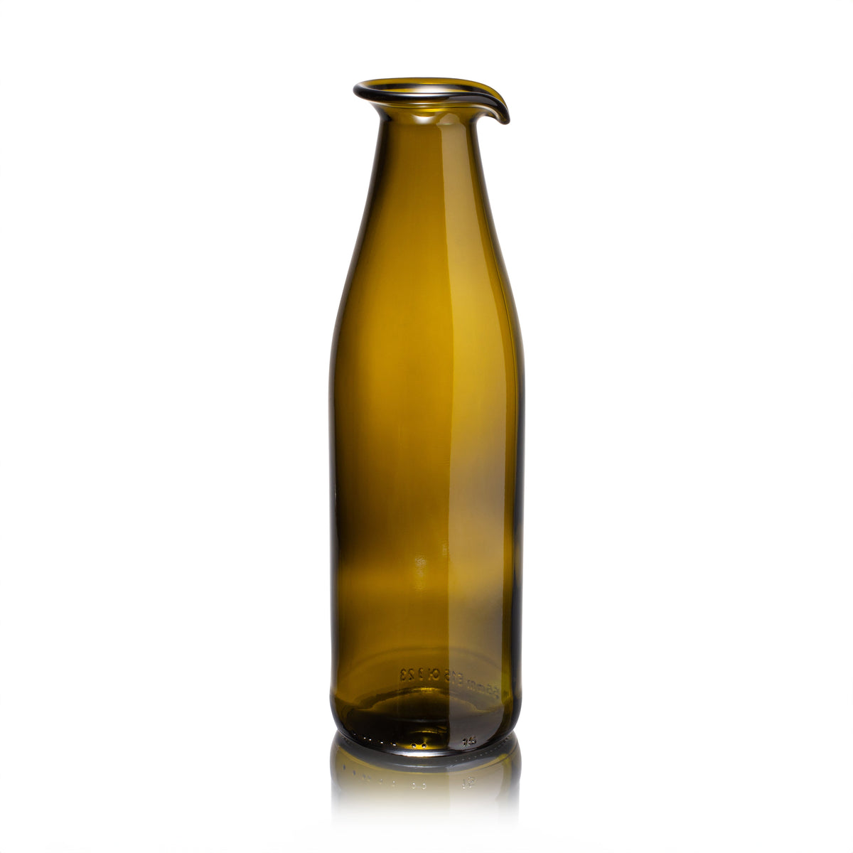 Olijfgroene karaf met schenktuit van Rebottled, gemaakt van een gebruikte wijnfles