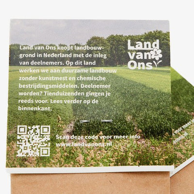 Achterkant van het kaartje bij het boekweitzaad, met uitleg over Land van Ons en een QR-code