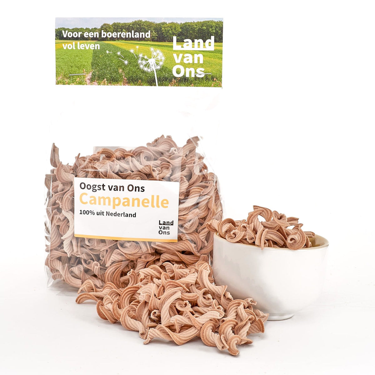 Campanelle van boekweitmeel in en naast een schaaltje, bij de zak