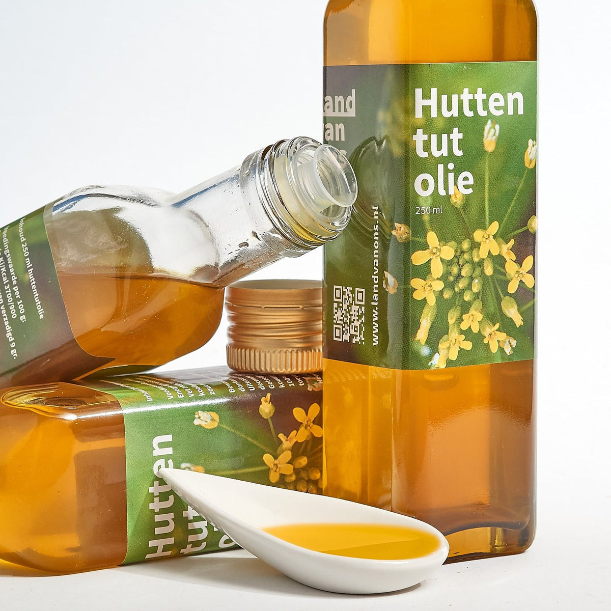 Huttentutolie op een lepel, naast flessen van Land van Ons