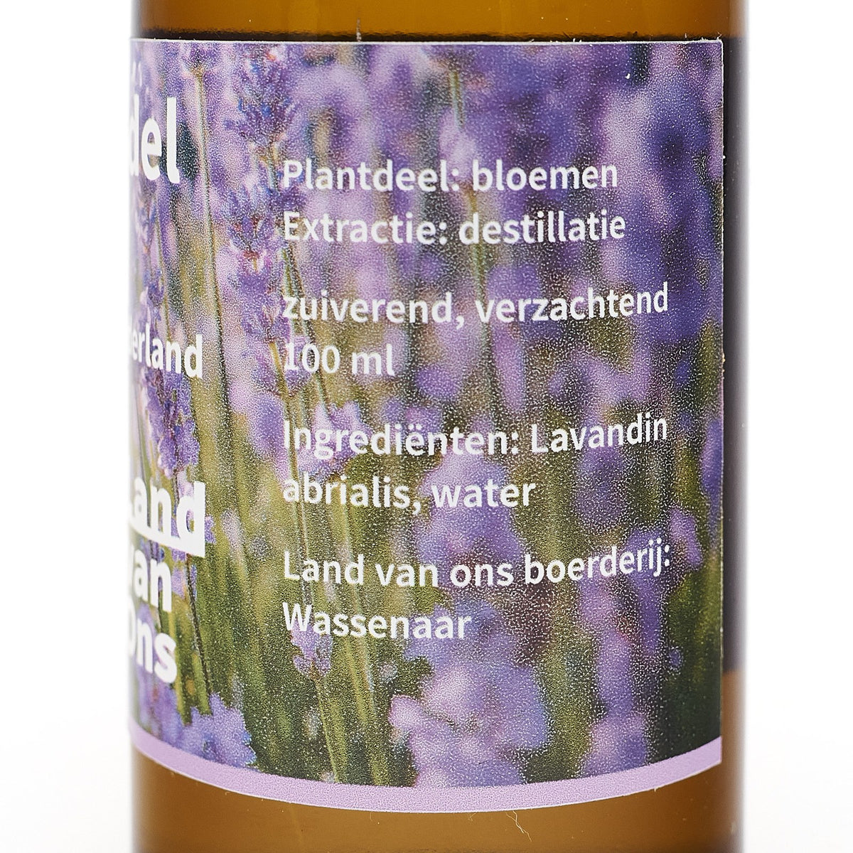 Etiket van het lavendelwater met plantdeel, extractie en ingrediënten