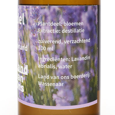 Etiket van het lavendelwater met plantdeel, extractie en ingrediënten