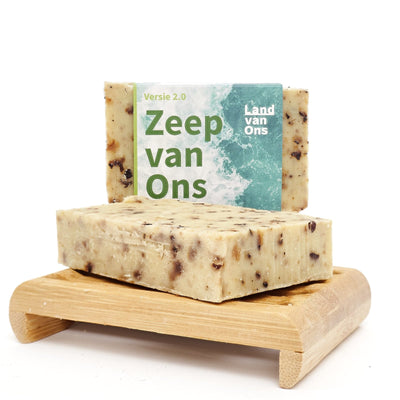 Zeep van Ons 2.0 op een houten zeepbakje